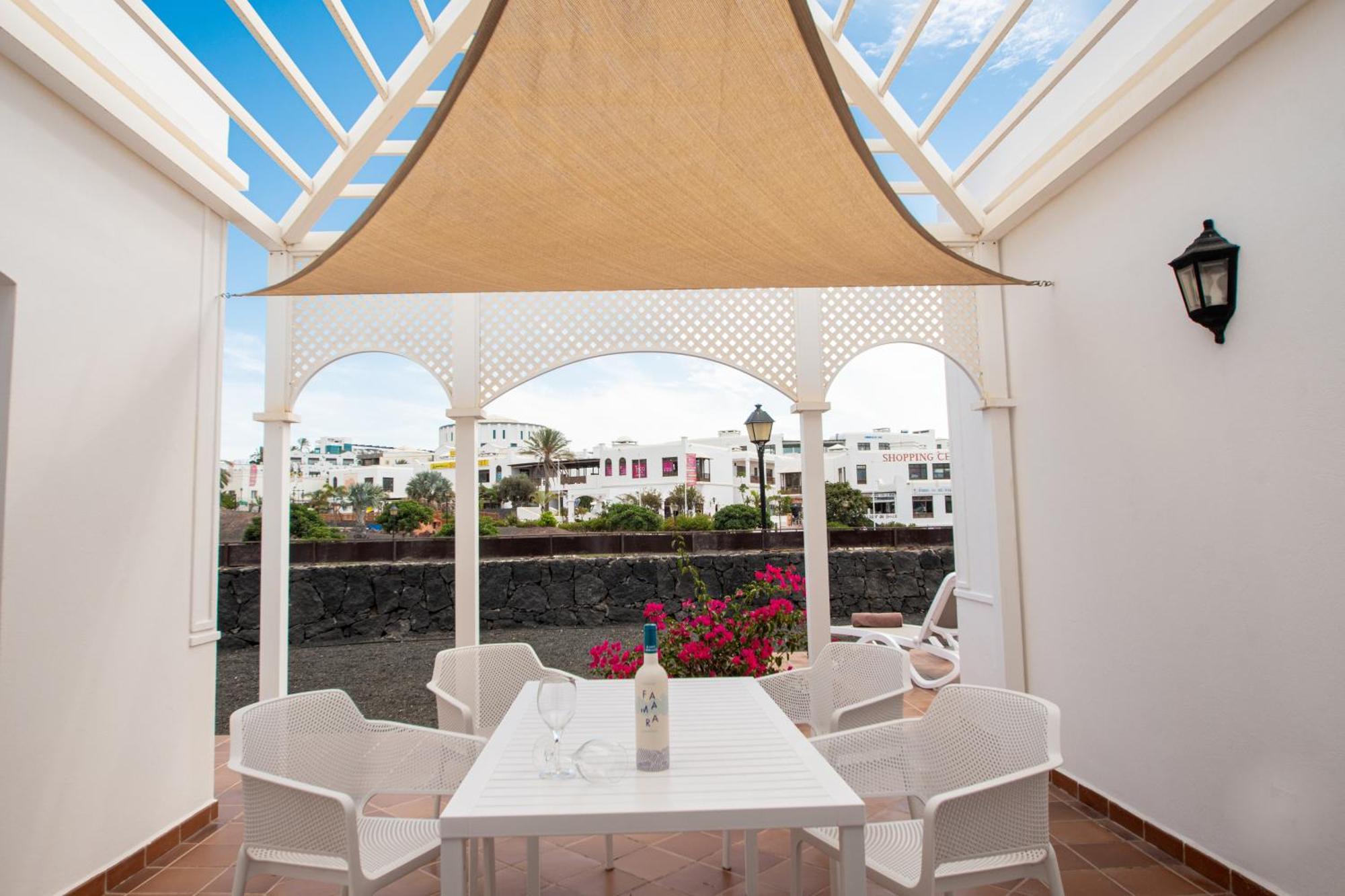 Apartamentos Livvo Coloradamar Playa Blanca  Exteriör bild